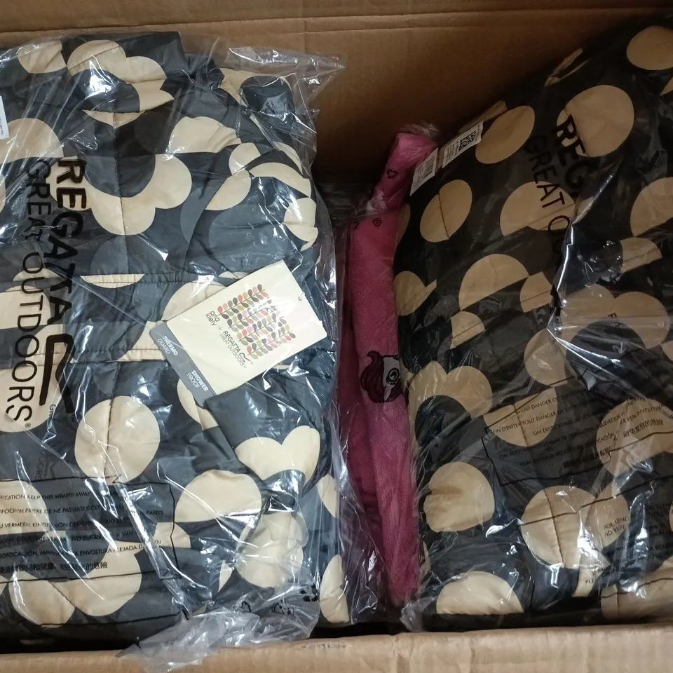 APPROXIMATELY 42 BRAND NEW REGATTA/DARE2B KIDS CLOTHING ITEMS IN VARIOUS SIZES, STYLES & COLOURS TO INCLUDE OUTMOVE II PANT, CROW HAT, ANIMAL TOWEL ROBE, ETC