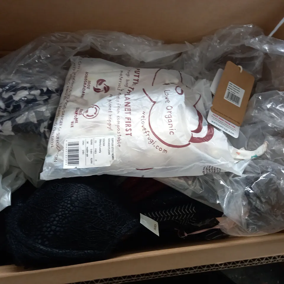 LOT OF ASSORTED CLOTHING AND ACCESSORIES TO INCLUDE; T-SHIRTS, JUMPERS ETC