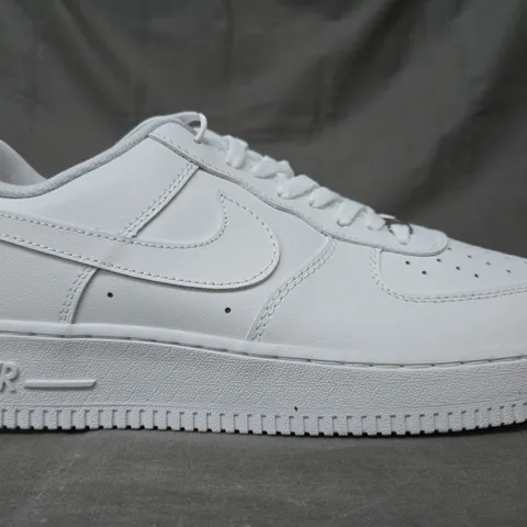 PAIR OF NIKE AIR FORCE 1 SHOES IN WHITE UK SIZE 8.5