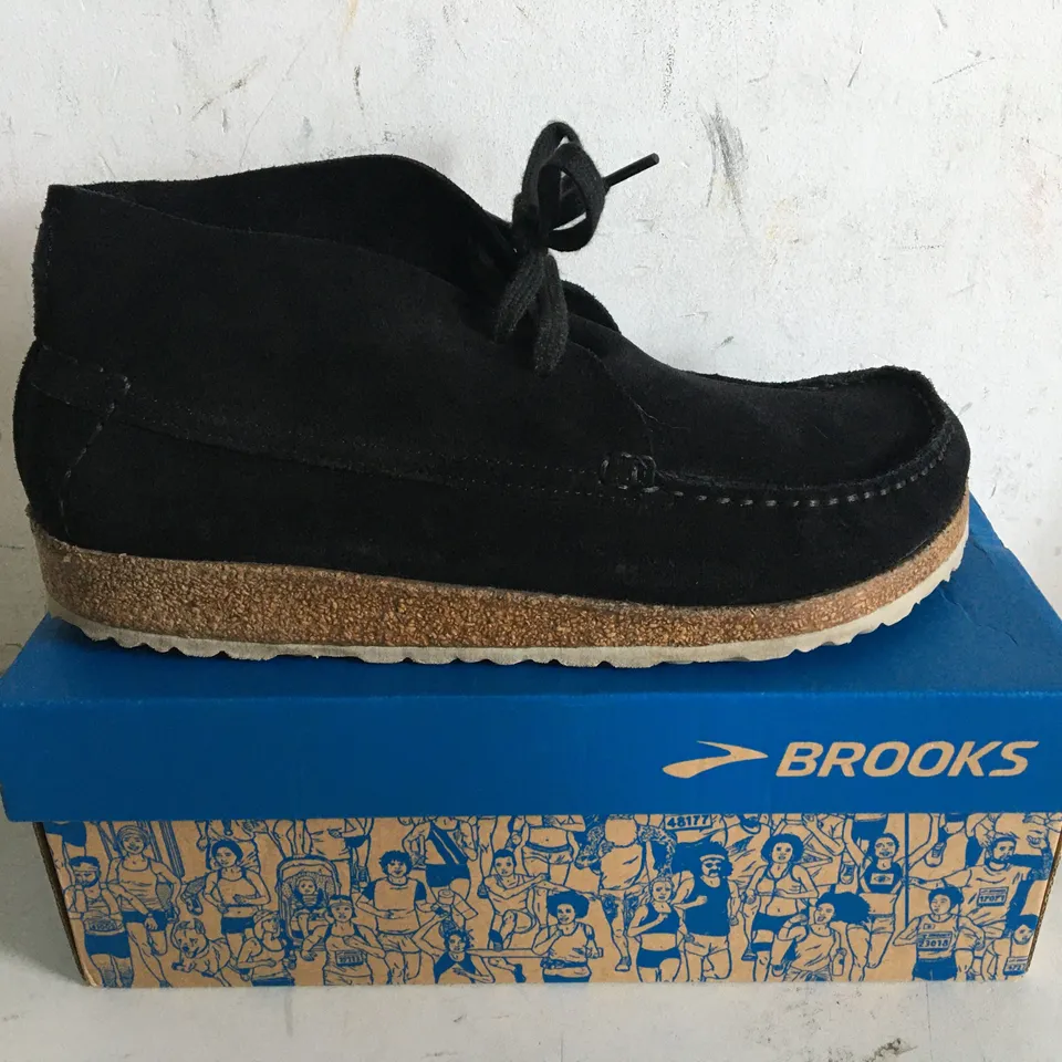 BOXED PAIR OF SIZE 7.5 BROOKS GHOST 14 WOMENS TRAINERS 