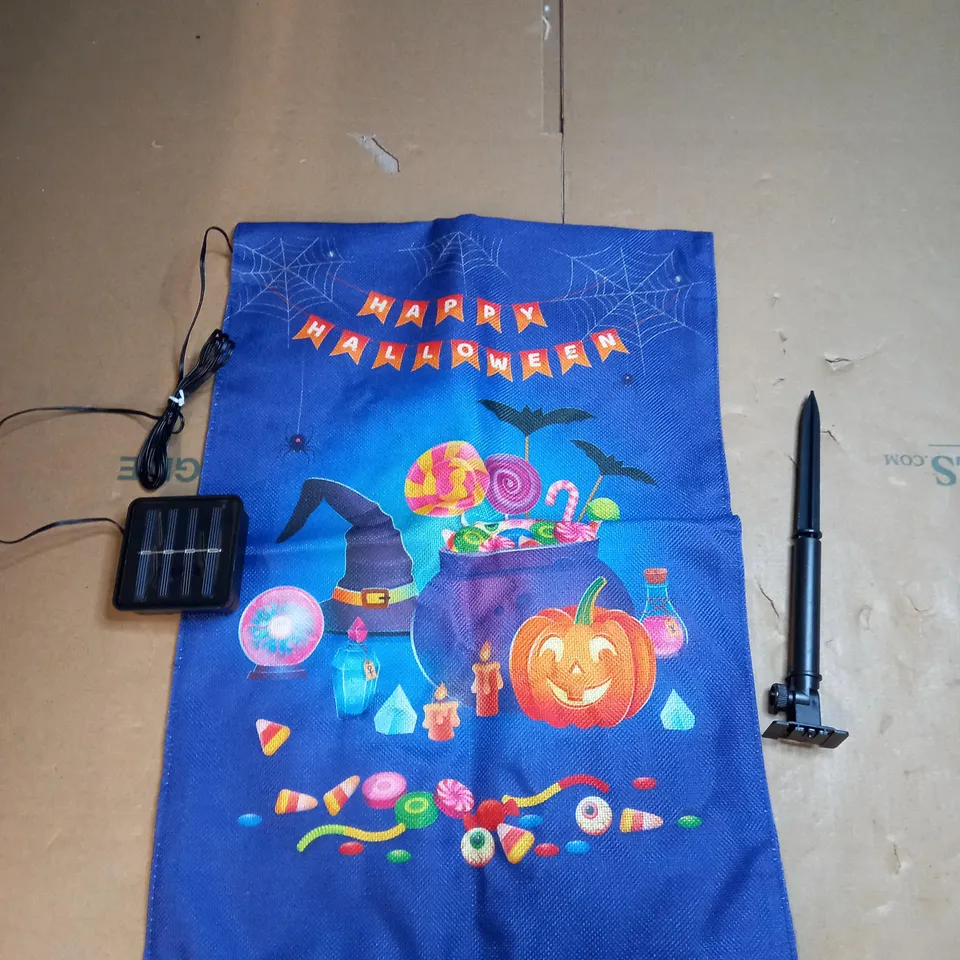 BOX OF 6 "HAPPY HALLOWEEN" GARDEN FLAGS WITH LED LIGHTS 