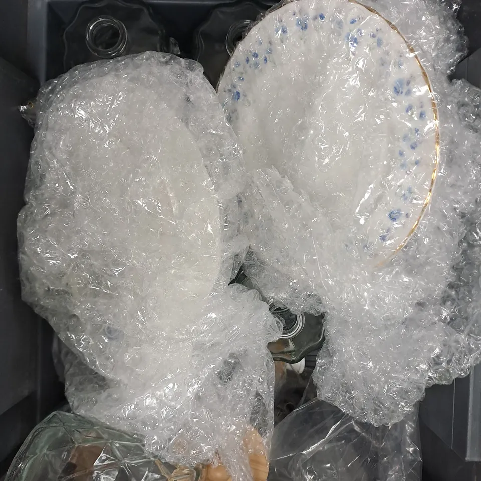 APPROXIMATELY 10 ASSORTED HOUSEHOLD ITEMS TO INCLUDE BOWLS, CONTAINERS, PLATES ETC 