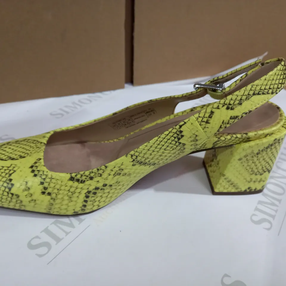 VIONIC SNAKE PRINT STYLE SHOES SIZE 5.5