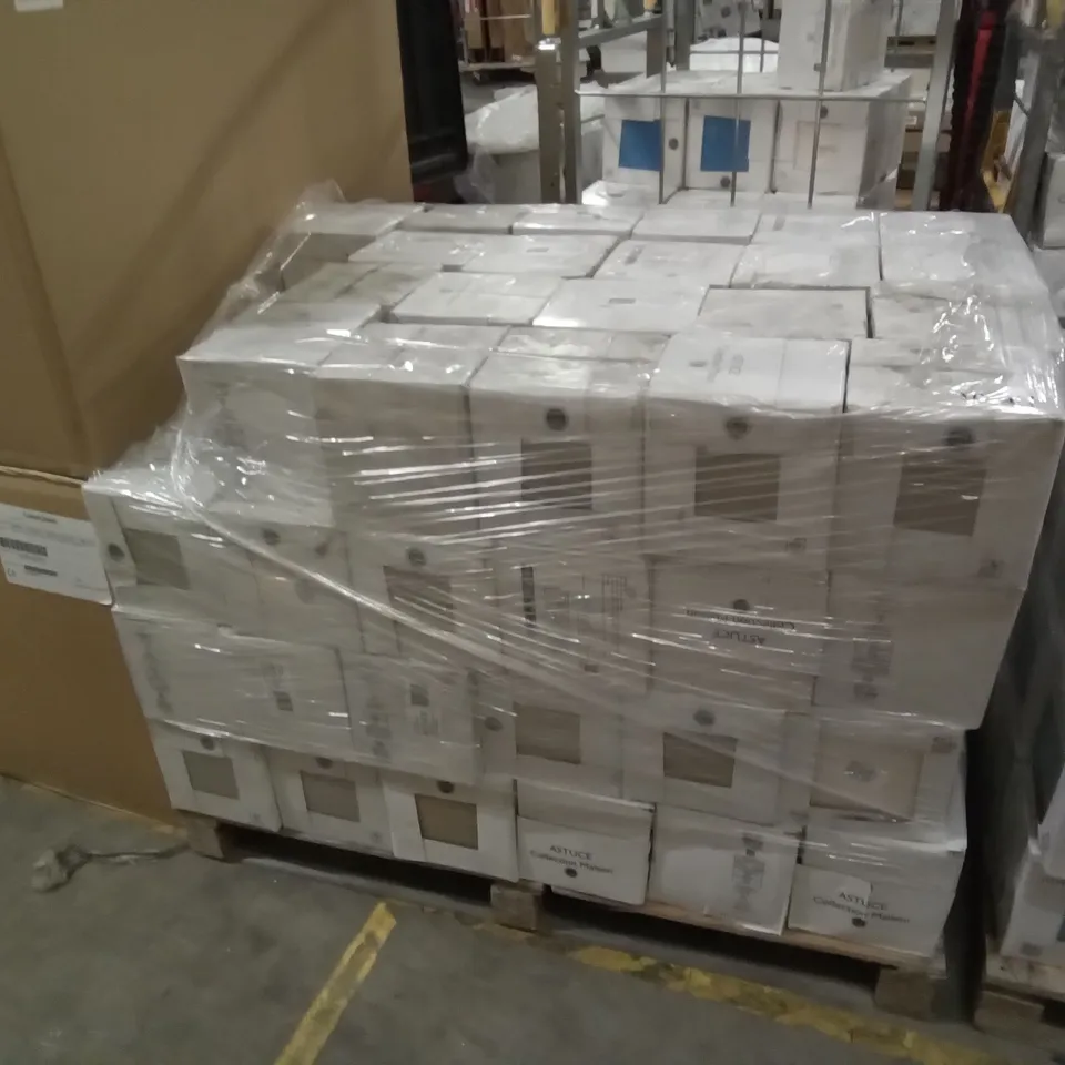 PALLET OF APPROXIMATELY 93 BOXES OF 25 BRAND NEW BRILLIANT GRIS DORE 5 20X20CM TILES - EACH PACK COVERS APPROXIMATELY 1M² (TOTAL APPROX. 93 SQ.METRES)