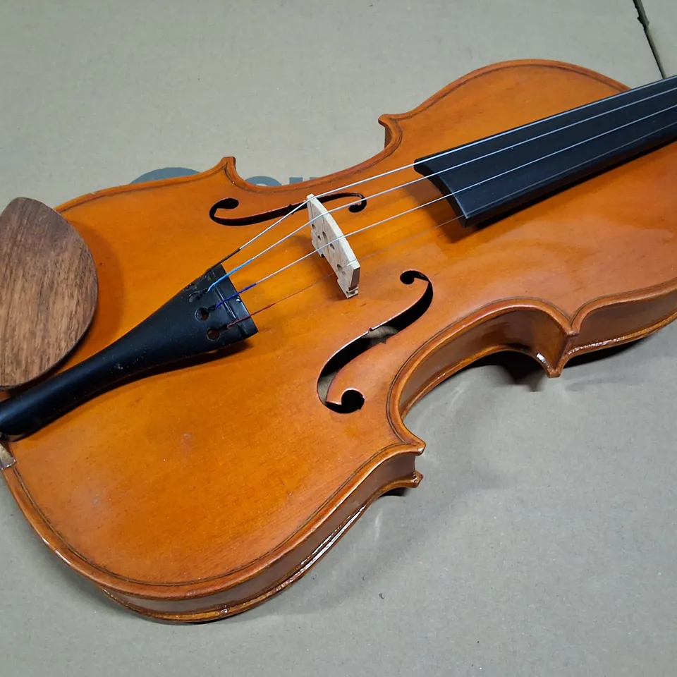 STENTOR STUDENT I VIOLIN WITH BOW IN HARD CASE (MUSICAL INSTRUMENT)