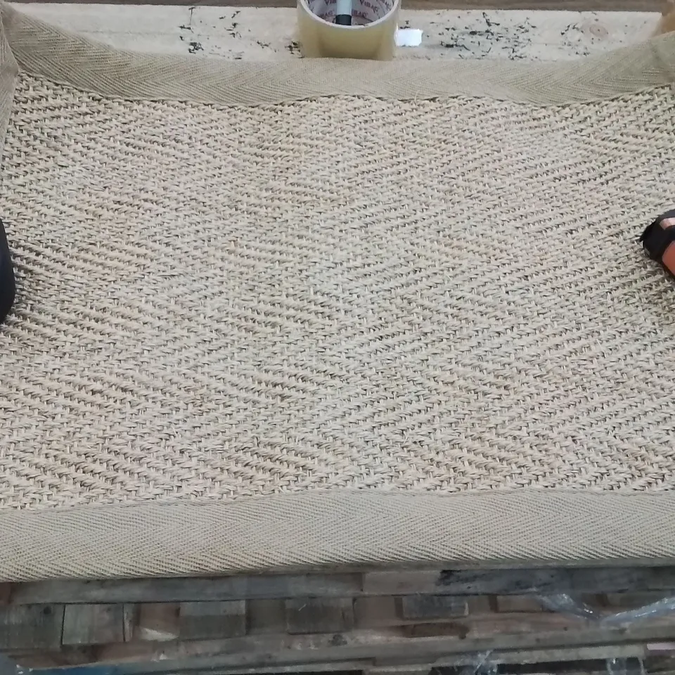 QUALITY DESIGNER AREA RUG - APPROXIMATELY 60X40CM