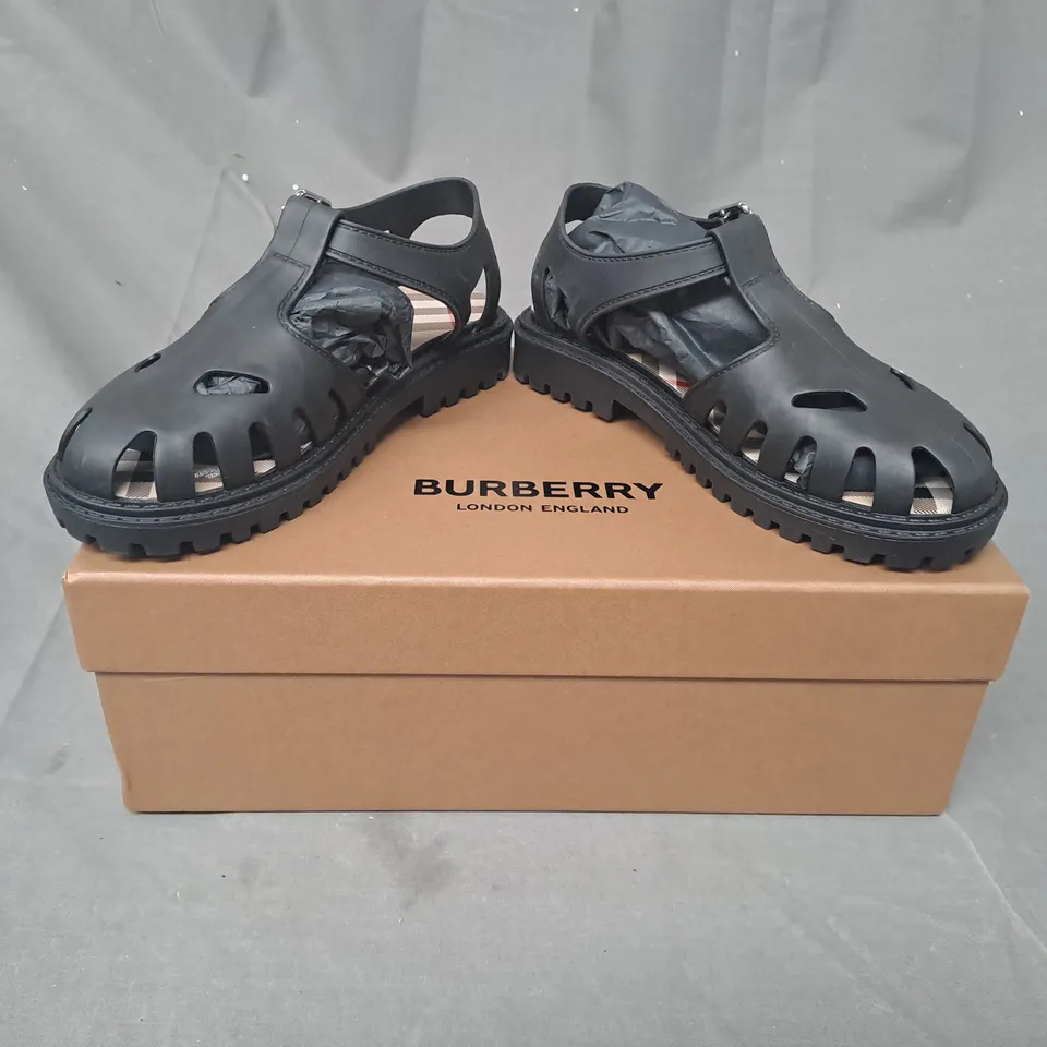 BOXED PAIR OF BURBERRY KIDS SANDALS IN BLACK UK SIZE 12