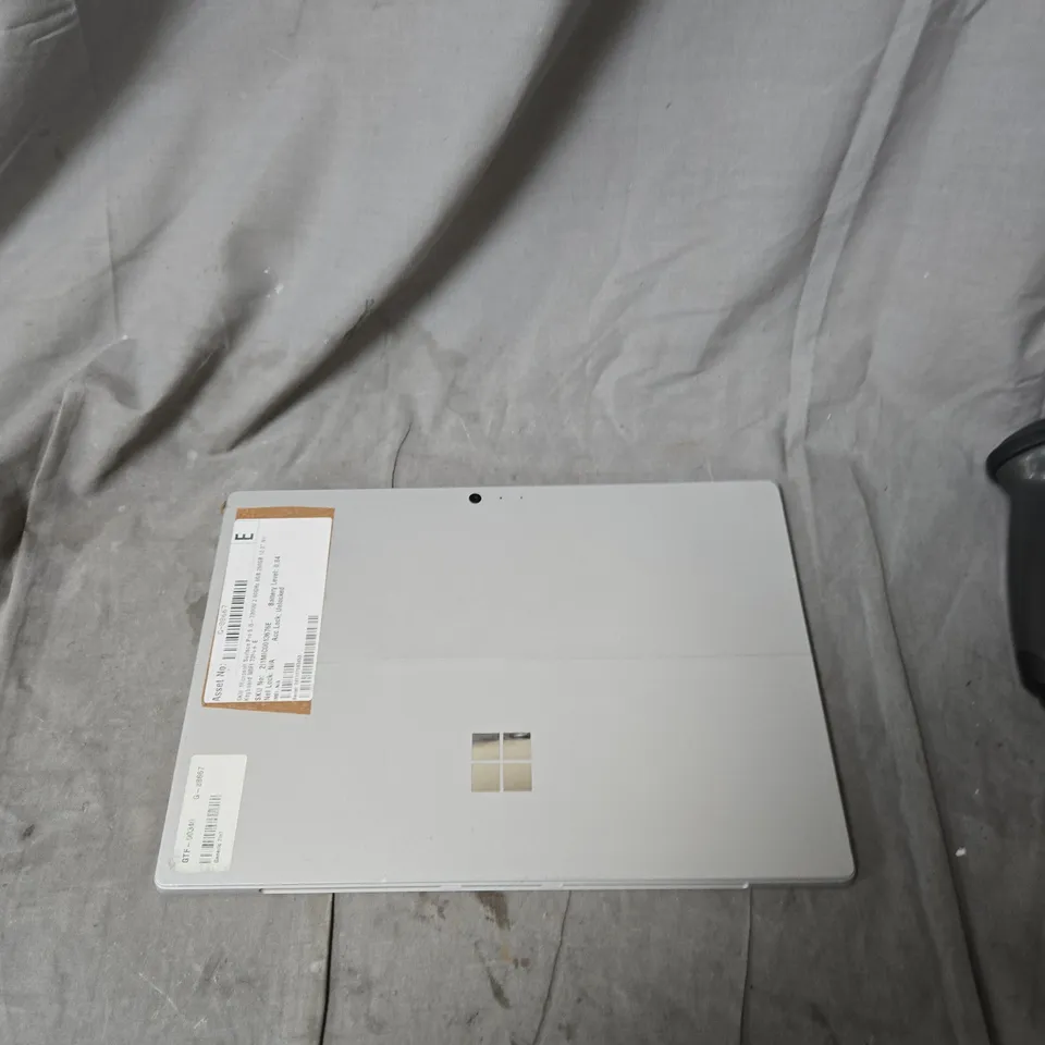 MICROSOFT SURFACE PRO 5 TABLET – I5-7300U, 8GB RAM, 256GB SSD, 12.3 INCH DISPLAY - CRACKED SCREEN 