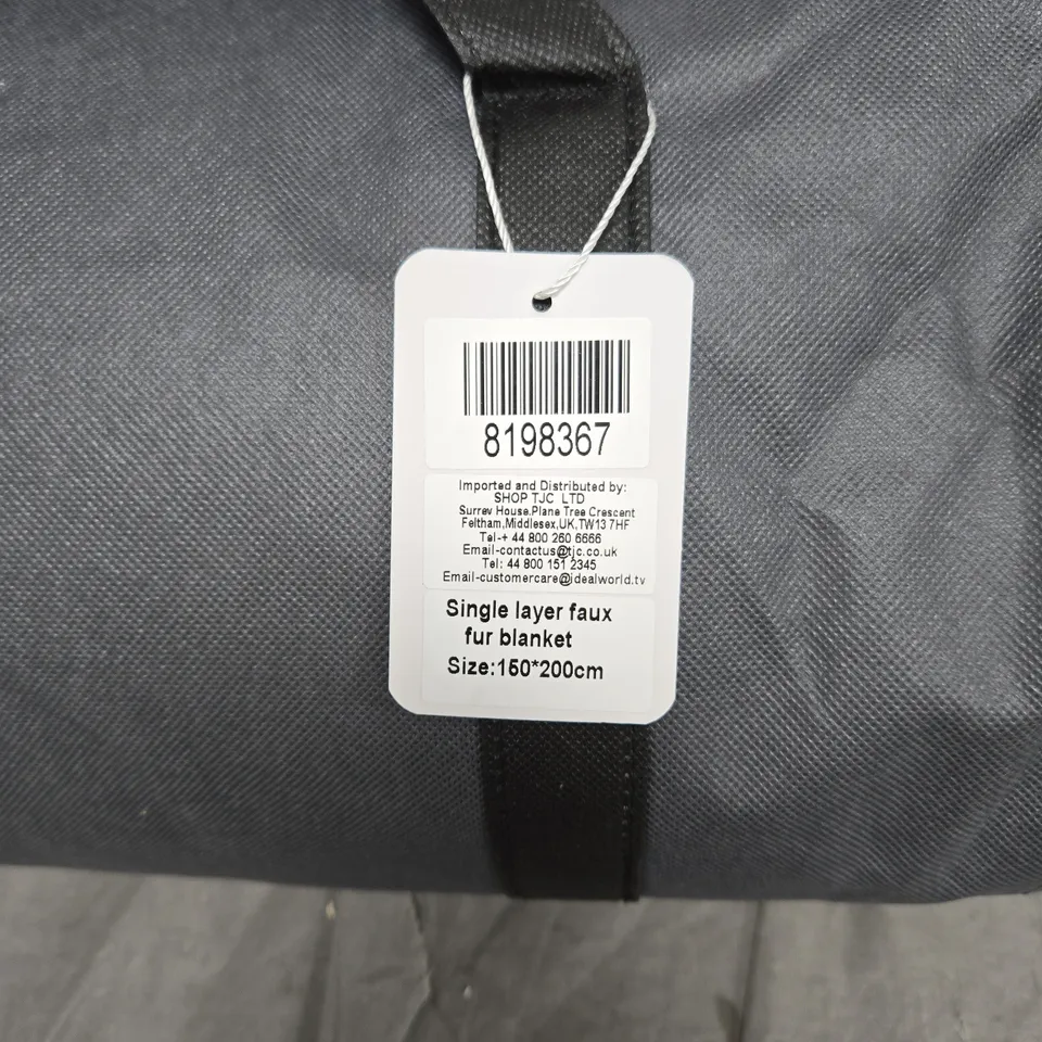 HUSH HAVEN FAUX FUR BLANKET – SINGLE LAYER, GREY EXTERIOR WITH PINK PLUSH INTERIOR, 150 × 200 CM