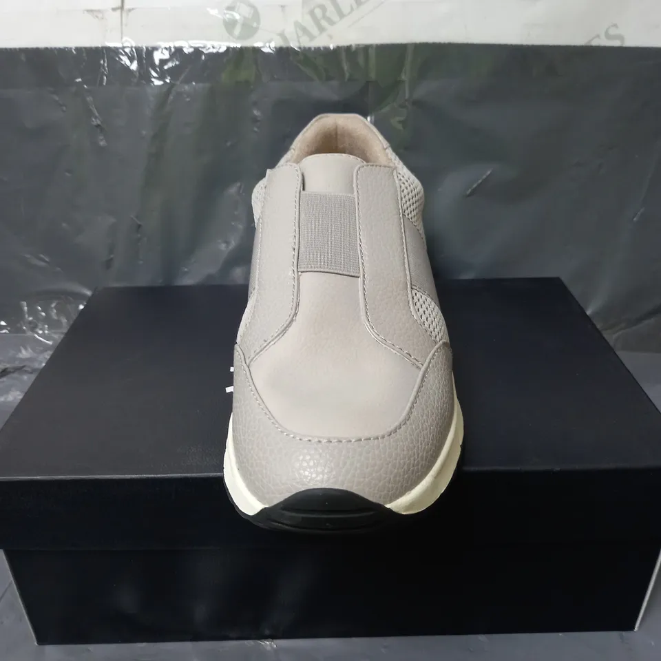 NATURALIZER LADIES SLIP ON TRAINERS GREY SIZE 5.5