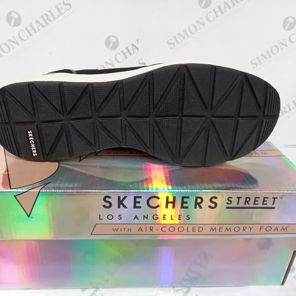 BOXED SKETCHERS GOWALK TRAINERS - SIZE UK 7
