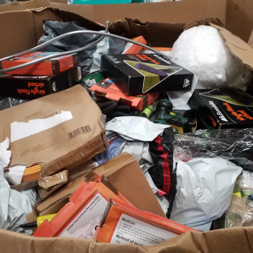 PALLET CONTAINING ASSORTED GARDEN HOSES & INFLATABLES