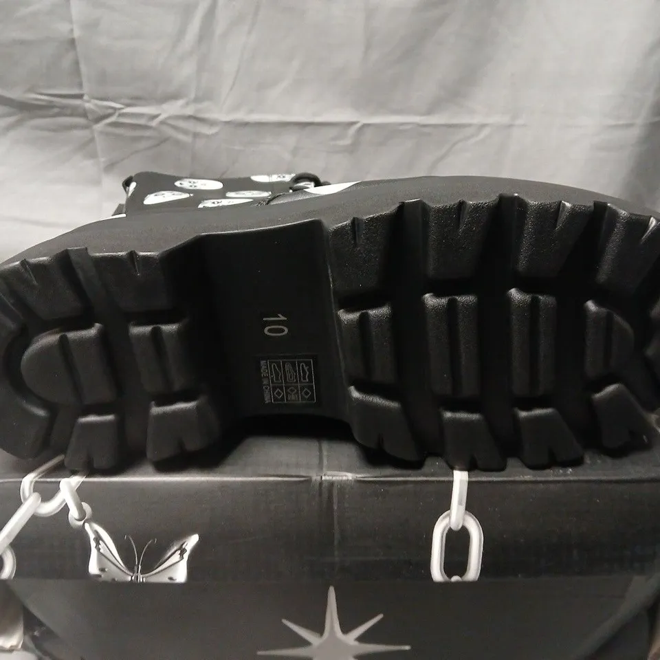 BOXED KOI WITCH BABY TRIDENT PLATFORM BOOTS IN BLACK - UK 10