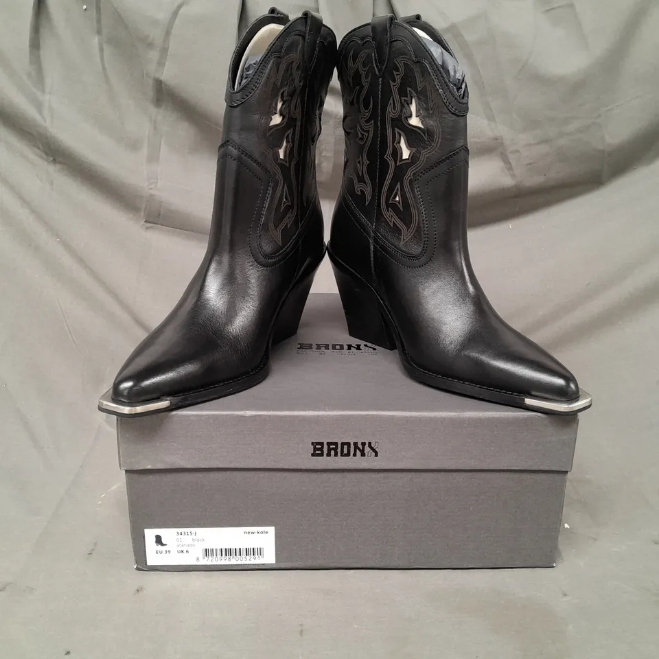BOXED PAIR OF BRONX WESTERN STYLE BLOCK HEEL BOOTS IN BLACK UK SIZE 6