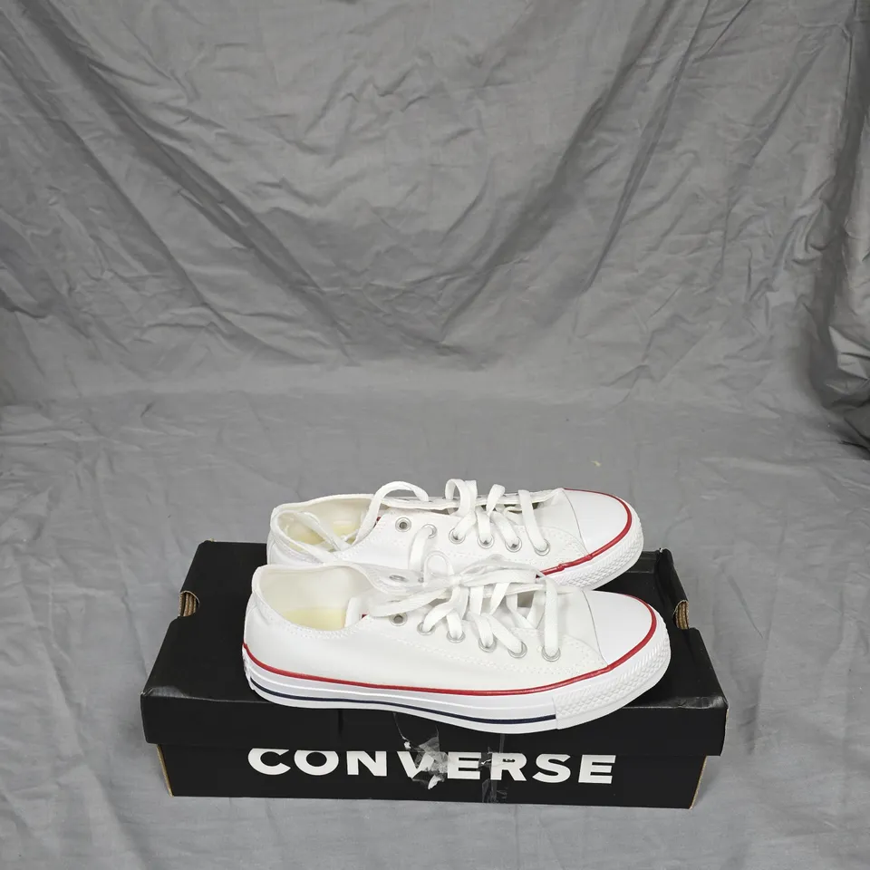 CONVERSE WHITE LOW-TOP SNEAKERS – WIDE, UK 6 (UNISEX)
