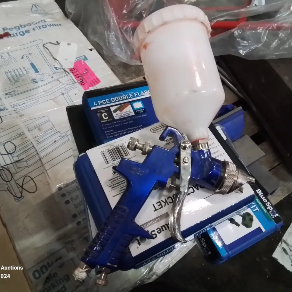 CLARKE SPRAY GUN AND PAINT HOPPER