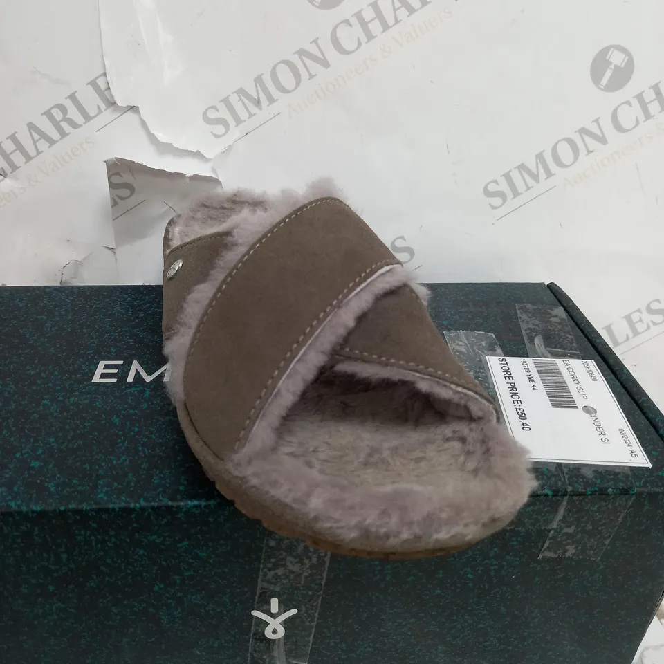 BOXED EMU AUSTRALIA CORKY SLIPPERS IN GREY - SIZE 4