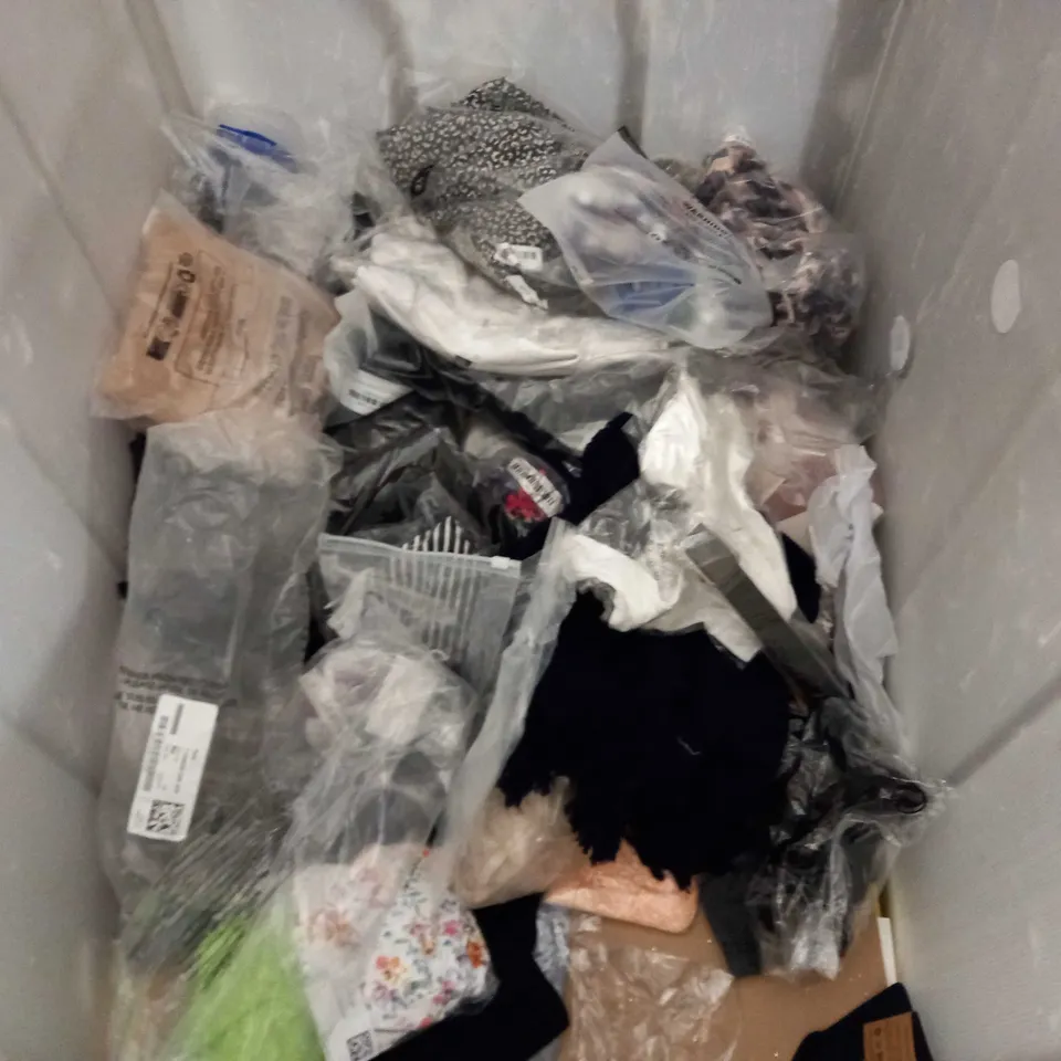 LARGE QUANTITY OF ASSORTED CLOTHING ITEMS TO INCLUDE IN THE STYLE, SHEIN AND H&M