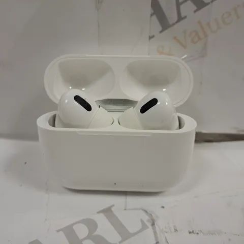 BOXED UNBRANDED EARBUDS IN WHITE