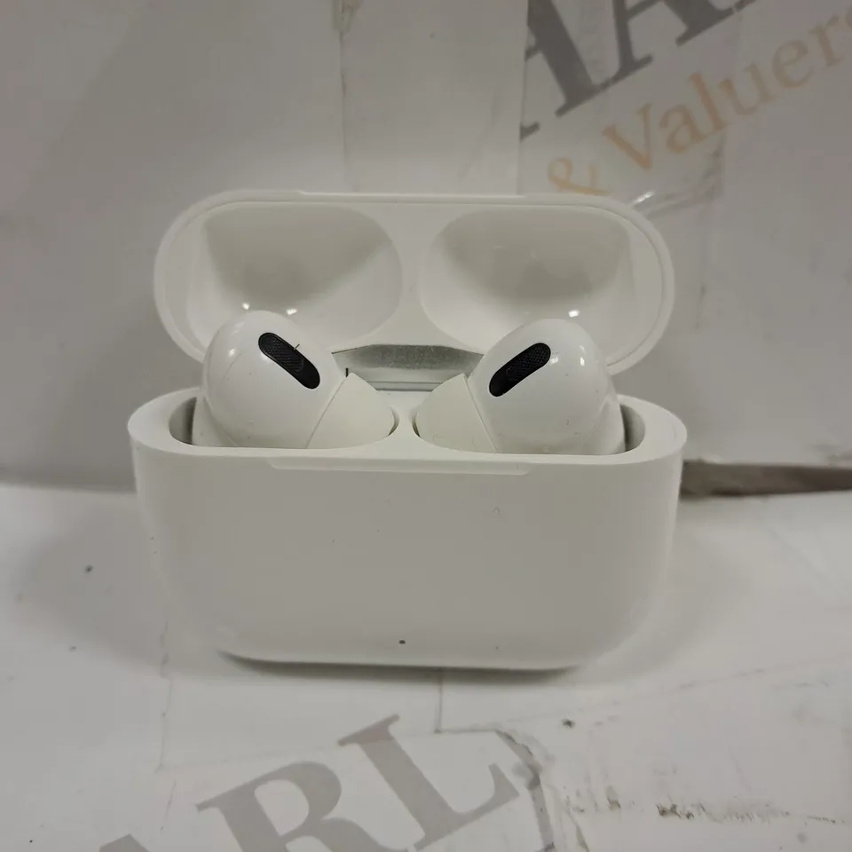 BOXED UNBRANDED EARBUDS IN WHITE