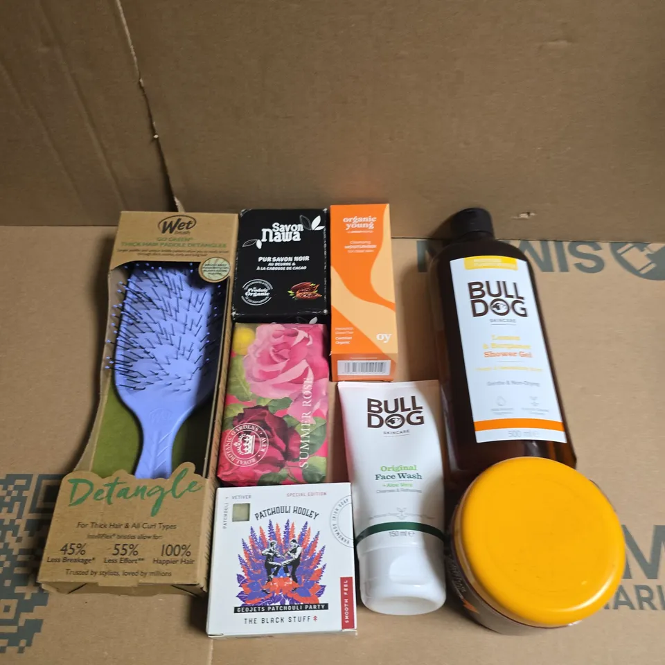 APPROXIMATELY 15 ASSORTED HEALTH & BEAUTY PRODUCTS TO INCLUDE BULL DOS , DETANGLE BRUSH AND SOAPS 