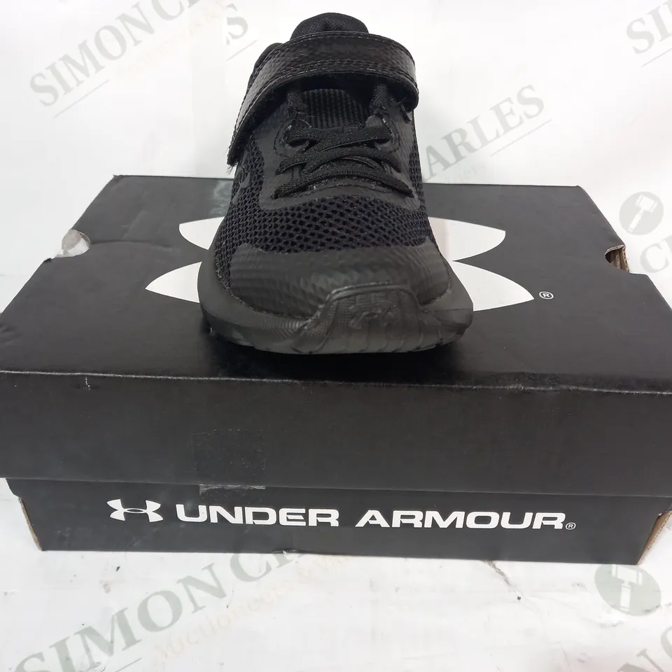 BOXED PAIR OF UNDER ARMOUR KIDS SHOES IN BLACK UK SIZE 11.5