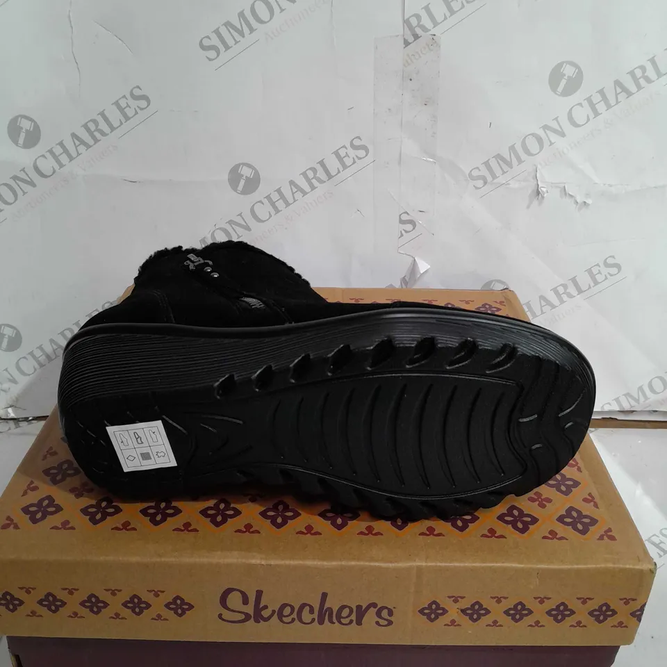 BOXED PAIR OF SKECHERS PARALLEL OFF HOURS SIDE ZIP BOOT BLACK SIZE 5.5