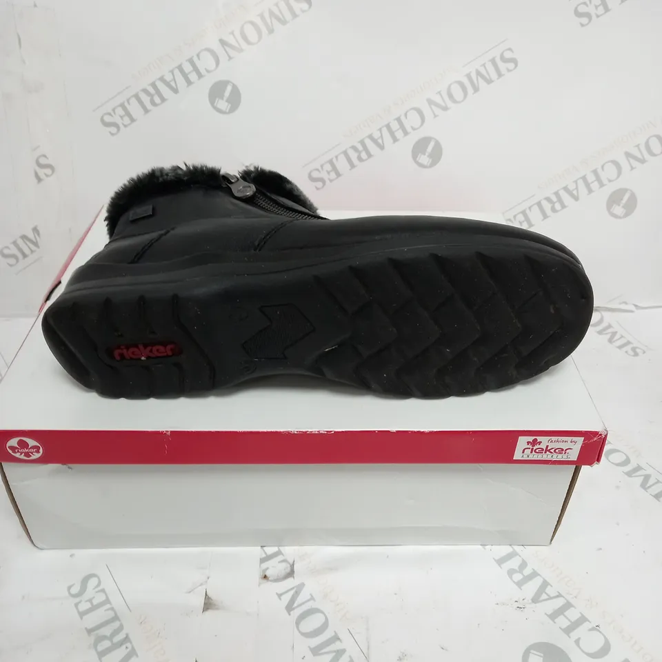 BOXED PAIR OF RIEKER HIGH TOP MIX MATERIAL TRAINER BOOTS UK SIZE 6.5