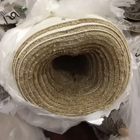 ROLL OF QUALITY AURA GOLDILOCKS CARPET // APPROX SIZE: 4 X 6.15m