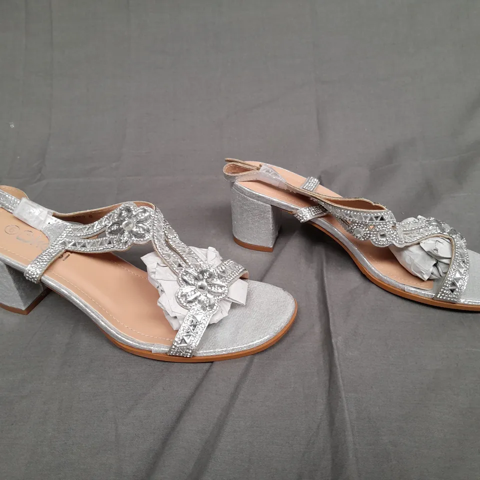 BOXED PAIR OF KELSI SILVER OPEN TOE BLOCK HEEL SIZE 6