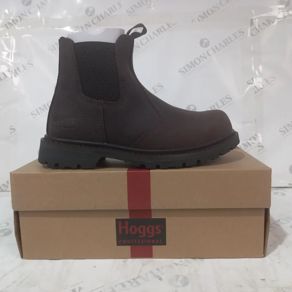 BOXED PAIR OF HOGS ZEUS SAFETY DEALER BOOTS IN CRAZY HORSE BROWN EU SIZE 39