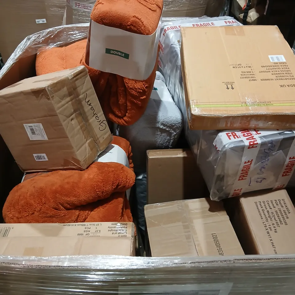 PALLET OF APPROXIMATELY 25 ASSORTED PRODUCTS TO INCLUDE; DONUT BED GREY, CUDDLE SEAT ANGEL, PUMPKIN WREATH, NINJA FRY PAN, BAMBOO SIDE TABLE, KIDS PLAY ICE CREAM CART, PUSH TOP BIN AND ROASTER SET