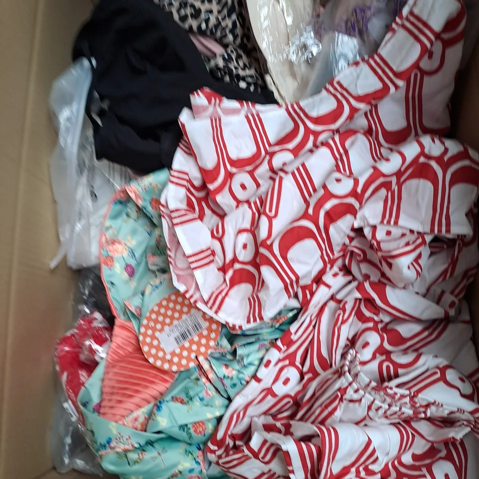 BOX OF APPROXIMATELY 20 ASSORTED CLOTHING AND FASHION ITEMS IN VARIOUS STYLES AND SIZES TO INCLUDE TOPS , DRESSES , JEANS , ETC