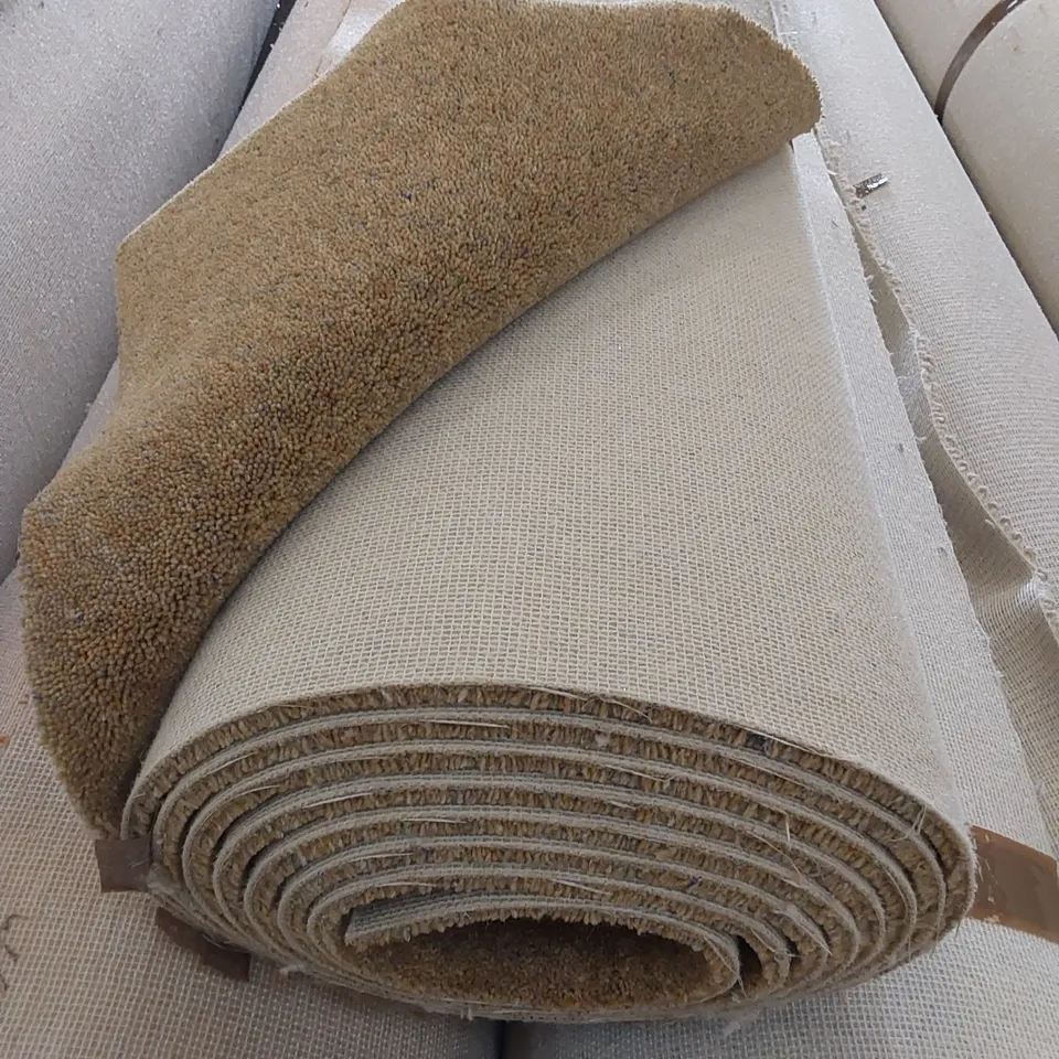 ROLL OF QUALITY CRESTA CARPET // SIZE: APPROX 0.98 X 3m