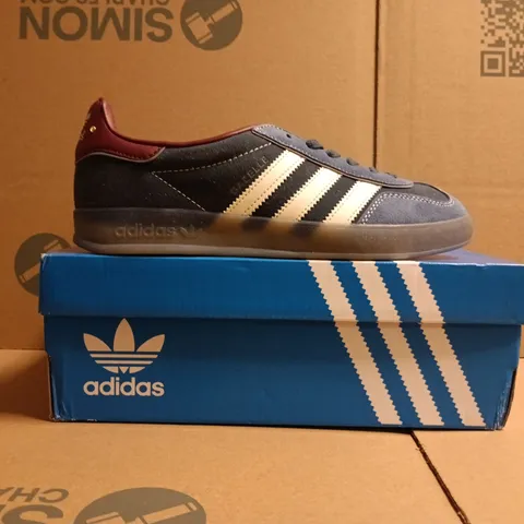 BOXED PAIR OF ADIDAS GAZELLE INDOOR TRAINERS IN NAVY/BLUE/BURGUNDY SIZE UK 7.5