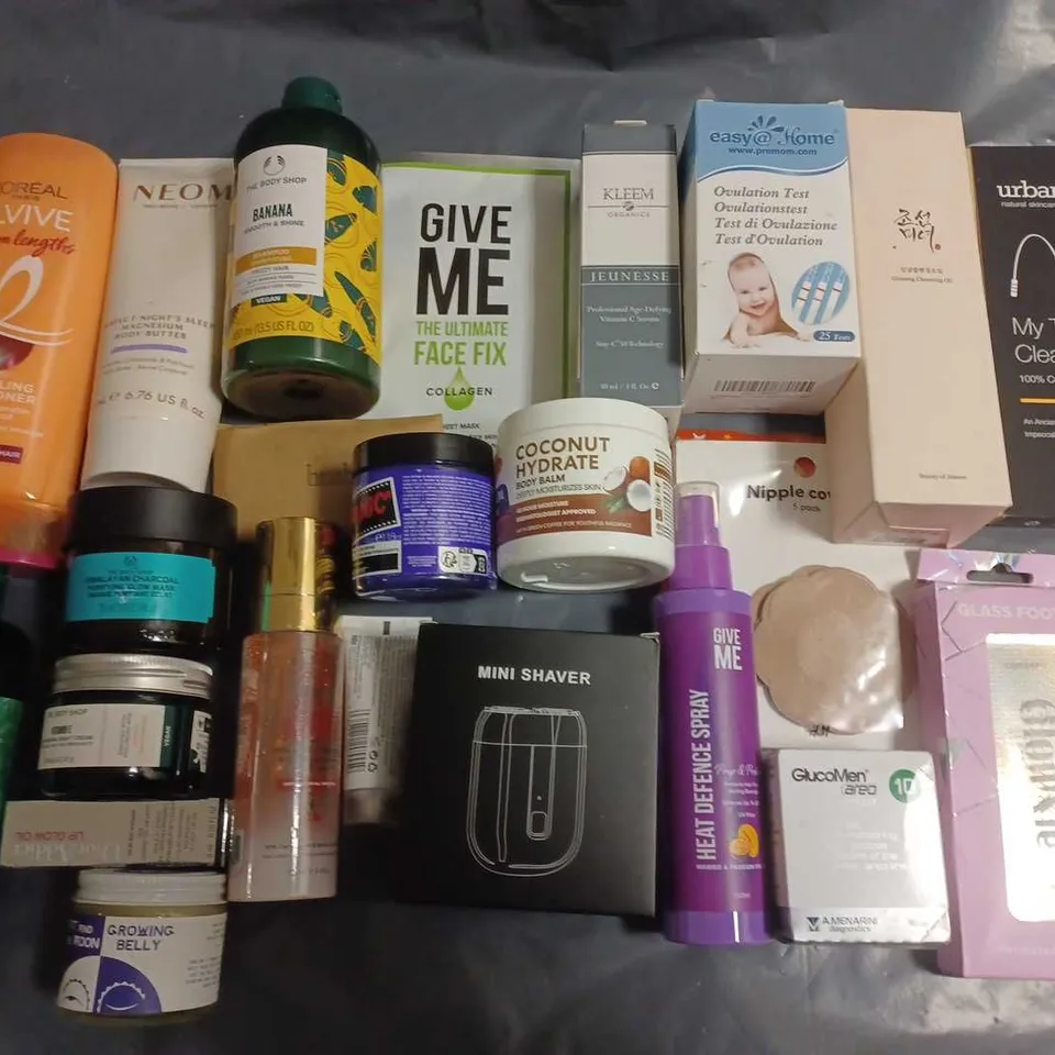 LOT OF APPROXIMATELY 30 ASSORTED HEALTH AND BEAUTY ITEMS TO INCLUDE GINSENG CLEANSING OIL, BODY BALM AND TEA TONER 