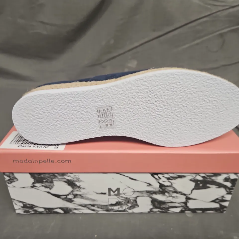 BOXED PAIRD OF MODA IN PELLE FELICIE NAVY SUDED LOAFERS - UK SIZE 39