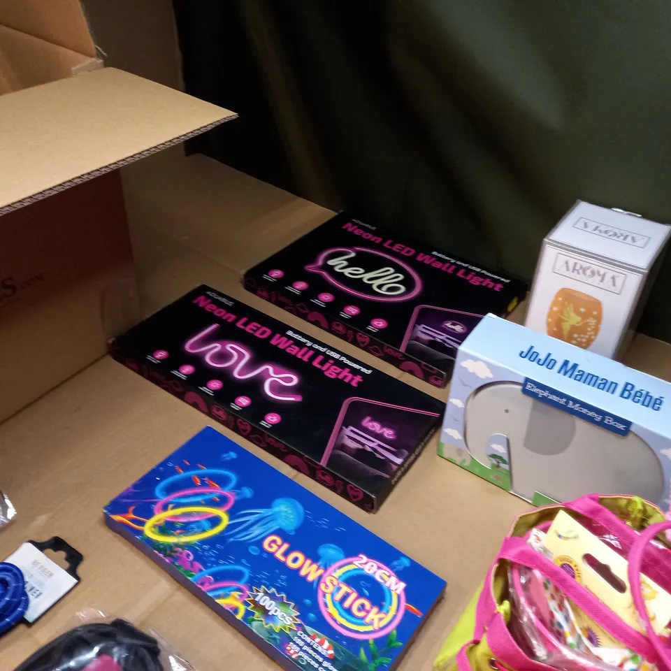 LOT OF APPROX 10 ASSORTED HOUSEHOLD ITEMS TO INCLUDE: NEON LED WALL LIGHT, ELEPHANT MONEY BOX, GLOW STICK