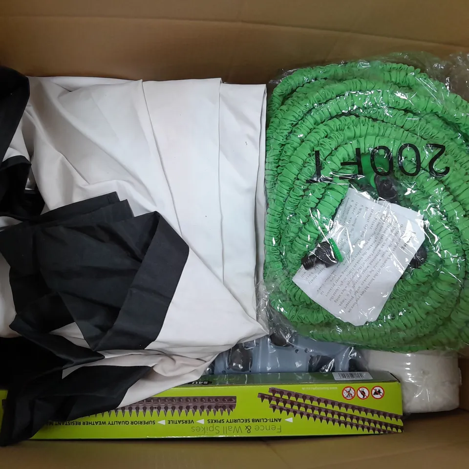 APROXIMATELY 15 ASSORTED HOUSEHOLD ITEMS TO INCLUDE BAGS , CAMPING EQUIPMENT , HOSES , ETC 