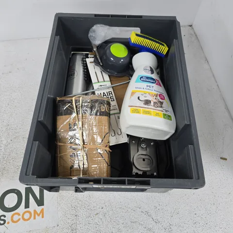 BOX CONTAINING A MIX OF APPROXIMATELY 15 SHARP ASSORTED ITEMS INCLUDING METAL PARTS, GARDENING TOOL PARTS ETC. 