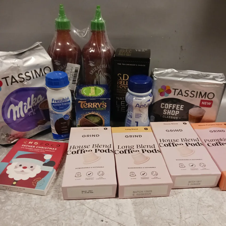 APPROXIMATELY 12 ASSORTED FOOD & DRINK ITEMS TO INCLUDE GRIND COFFEE PODS, TERRY CHOCOLATE MINT, SRIRACHA SAUCE, ETC