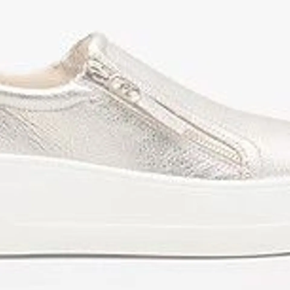DUNE LONDON EPISODIC WEDGE TRAINER GOLD SIZE 6