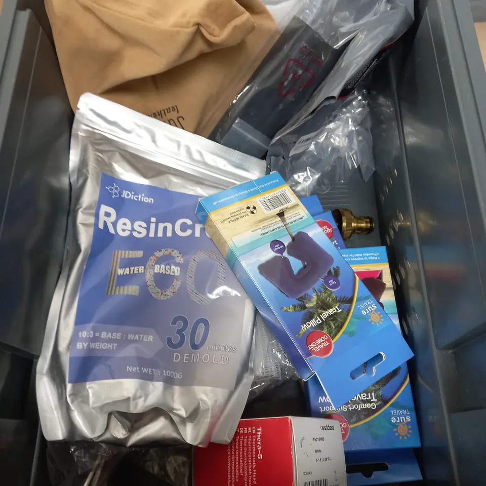 TOTE OF APPROX 20 HOUSEHOLD ITEMS TOO INCLUDE WALLETS , BAGS , SQUID JIGS 