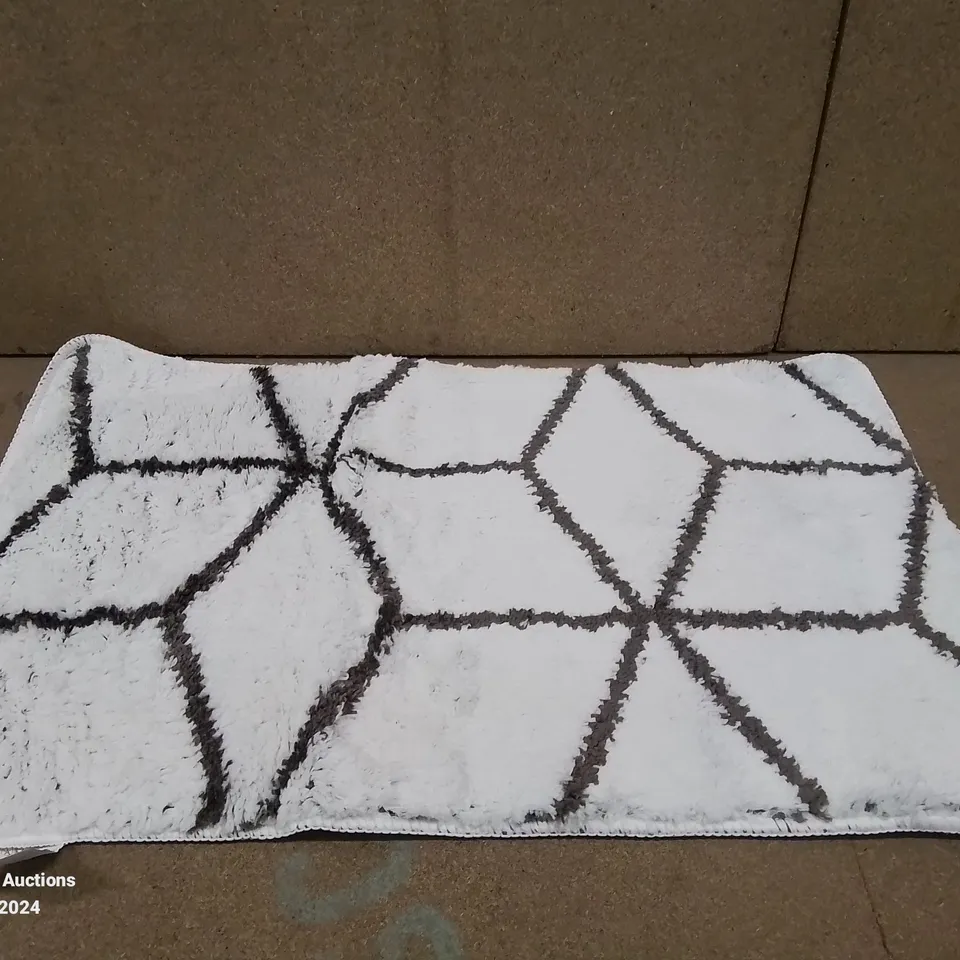 BRAND NEW PACO HOME WHITE KAUNAS BATH MAT SIZE 50CM X 80CM 