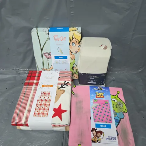 LARGE BOX OF APPROXIMATELY 10 ASSORTED ITEMS TO INCLUDE DUVET SETS, FITTED SHEETS