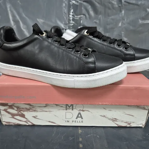 BOXED PAIR OF MODA IN PELLE ARRIA TRAINERS IN BLACK SIZE 7