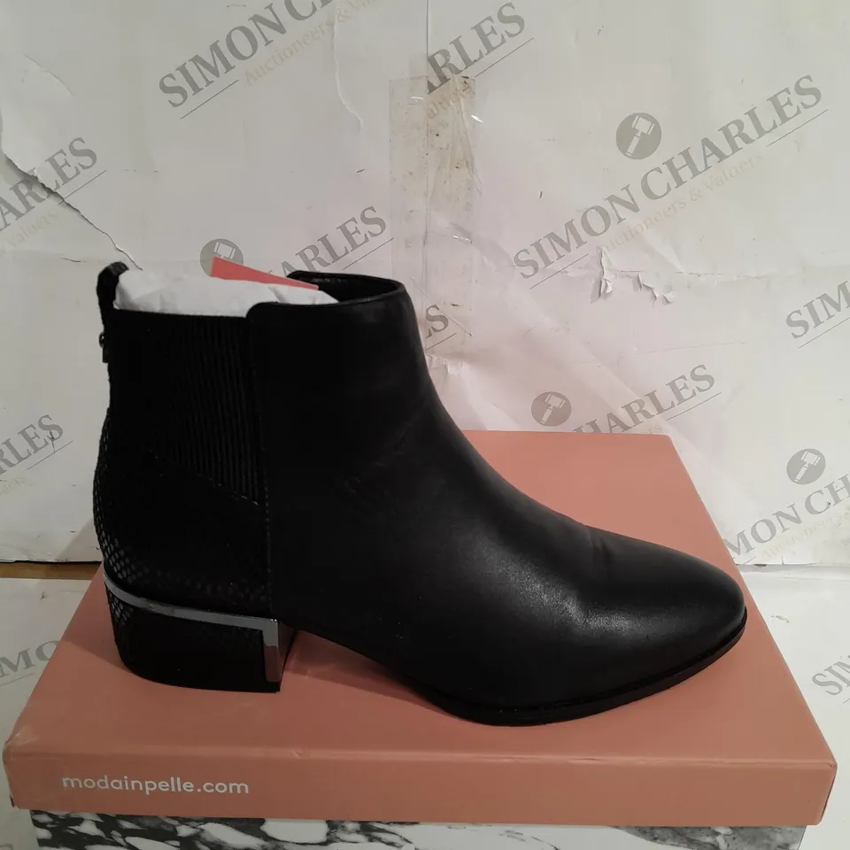 PAIR OF MODA IN PELLE LILITH ANKLE BOOTS BLACK LEATHER SIZE 6