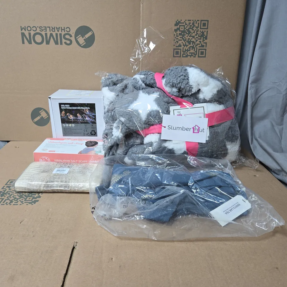 BOX OF APPROXIMATELY 20 ASSORTED HOUSEHOLD ITEMS TO INCLUDE PURSES, SNUGGLE HOODIE, CLOTHING, SALT SCARF, SOLAR STRING LIGHT ETC