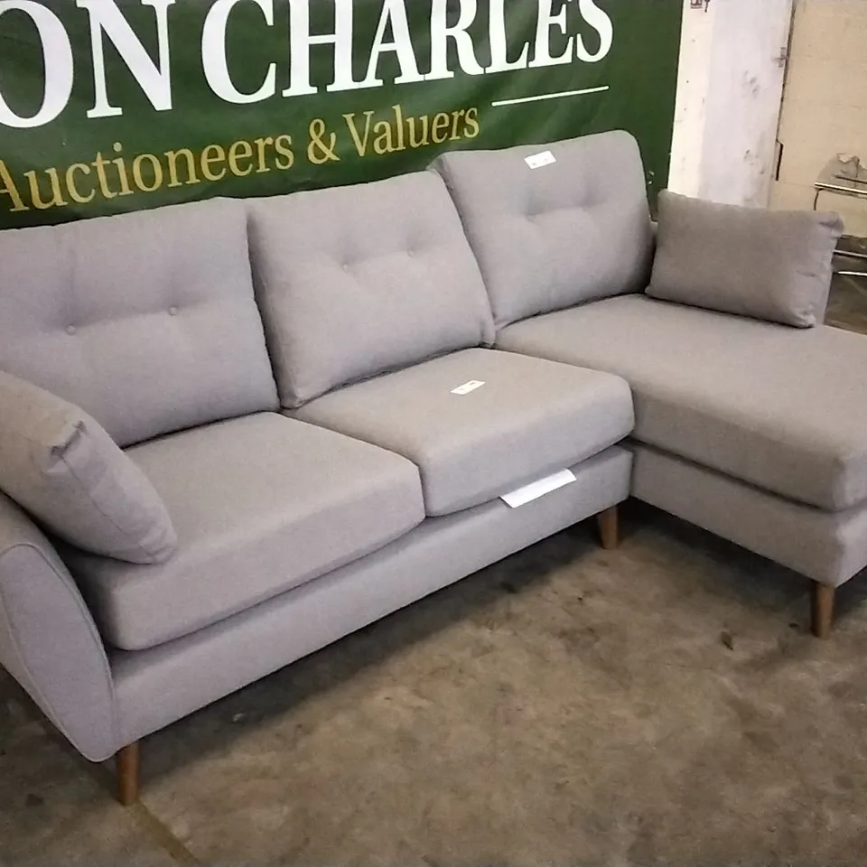 QUALITY BRITISH DESIGNER LIGHT GREY FABRIC CORNER GROUP SOFA WITH CHAISE SECTION