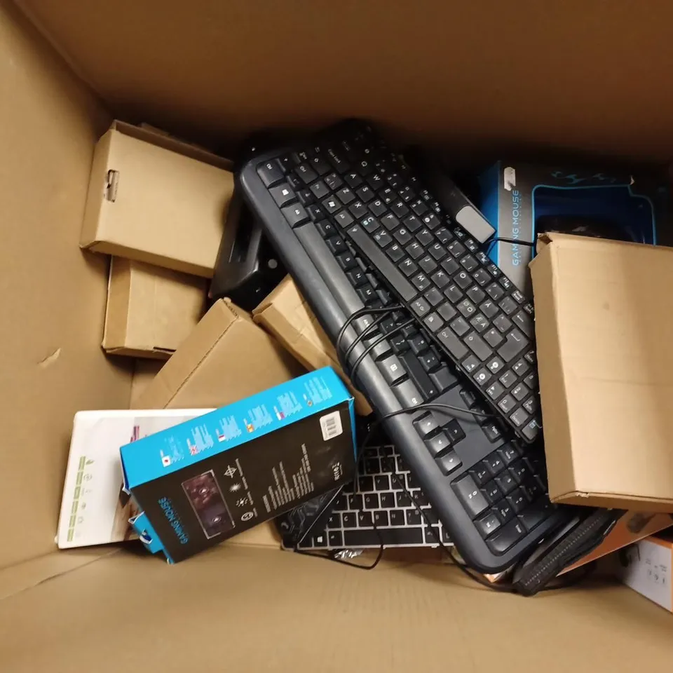 LOT OF APPROXIMATELY 25 ELECTRICALS TO INCLUDE KEYBOARDS, GAMING MOUSES, POWERBANKS, ETC